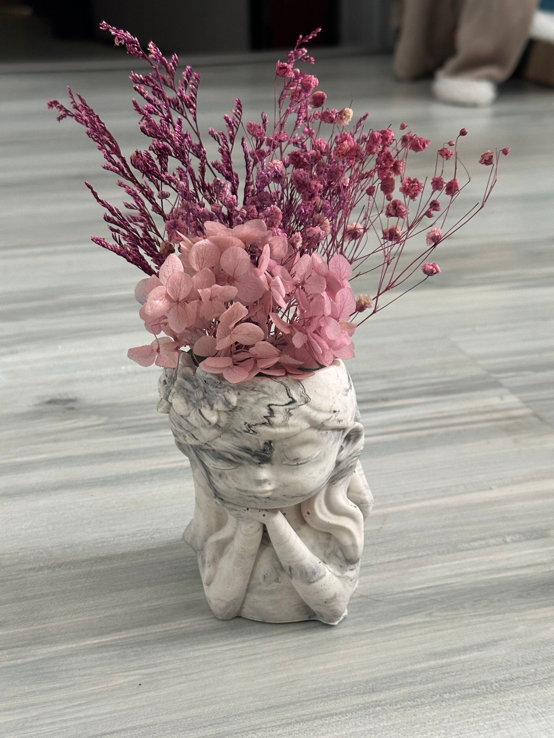 Pot petite fille et fleurs séchées rose
