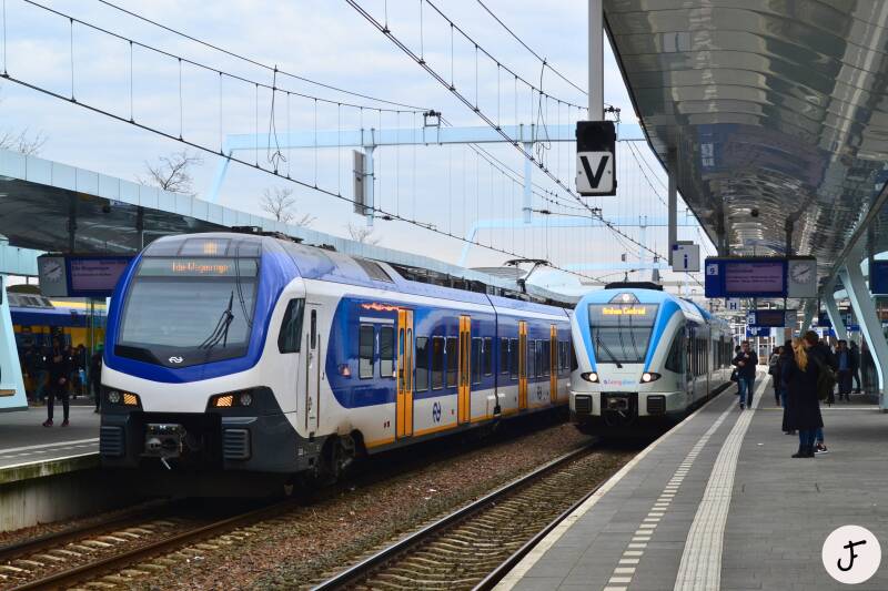 NS FLIRT 2233 naast Breng GTW 5049