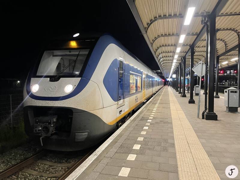 2023-05-16 SLT 2662 sprinter trein 6989 naar Tiel te Woerden