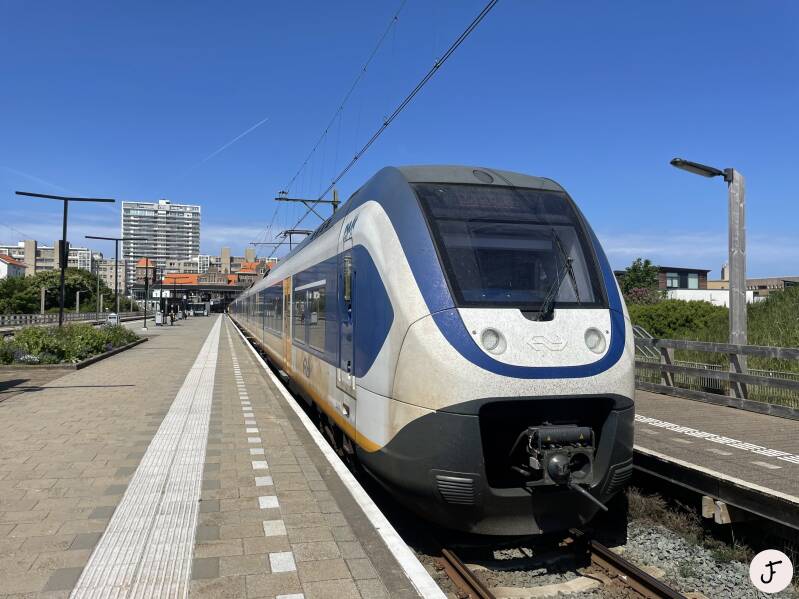 2023-05-24 SLT 2444 + 2650 sprinter trein 5432 naar Amsterdam Centraal te Zandvoort aan Zee