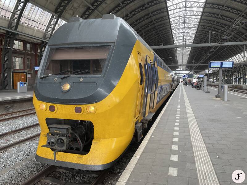 2023-06-01 VIRM 8742 intercity trein 3035 naar Nijmegen te Amsterdam Centraal station