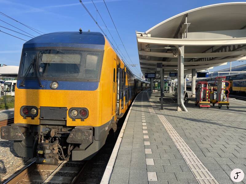 2023-07-14 DDZ 7608 intercity trein 3629 naar Roosendaal te Zwolle
