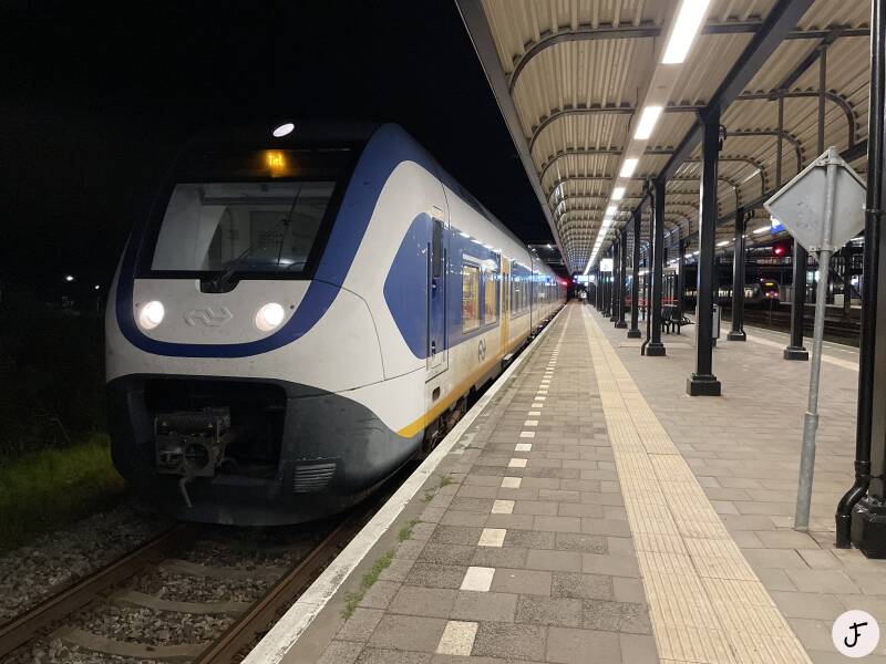 2023-08-23 SLT 2612 sprinter trein 6989 naar Tiel te Woerden