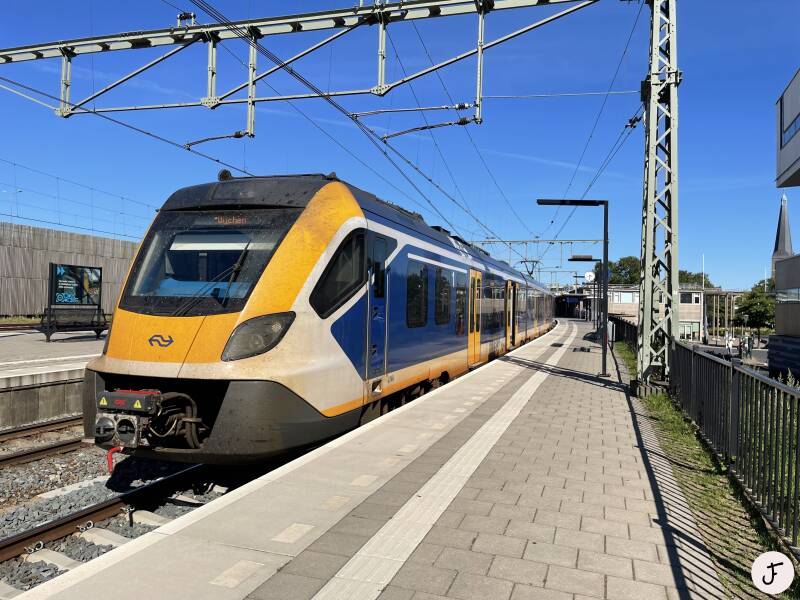 2023-09-06 SNG 2766 sprinter trein 7656 naar Wijchen te Zutphen.