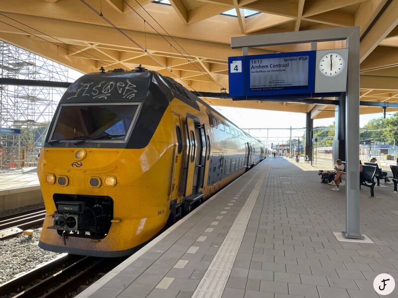 2023-09-06 VIRM dubbeldekkertrein 9434 sprinter trein 7563 naar Arnhem Centraal te Ede-Wageningen