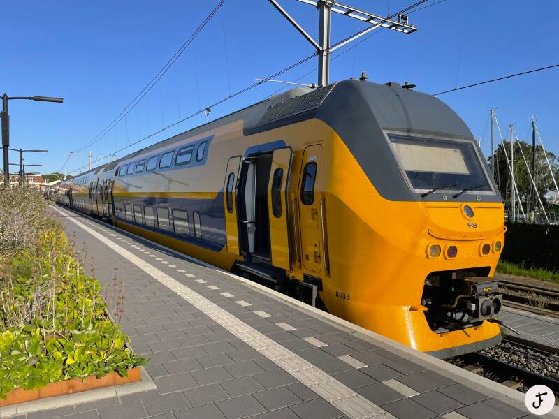 2023-09-07 VIRM 8633 intercity trein 3971 naar Heerlen te Enkuizen