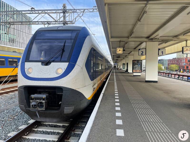 2023-10-07 SLT sprinter 2644 trein 8845 naar Utrecht Centraal te Leiden Centraal