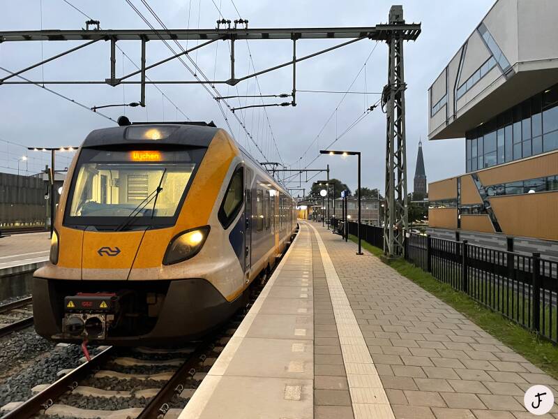 2023-10-07 SNG sprinter 2754 trein 7624 naar Wijchen te Zutphen