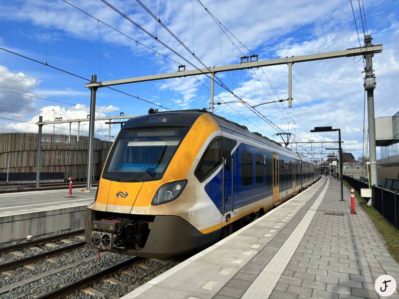 2024-03-29 SNG 2352 + 2346 als sprinter 7662 naar Wijchen te Zutphen