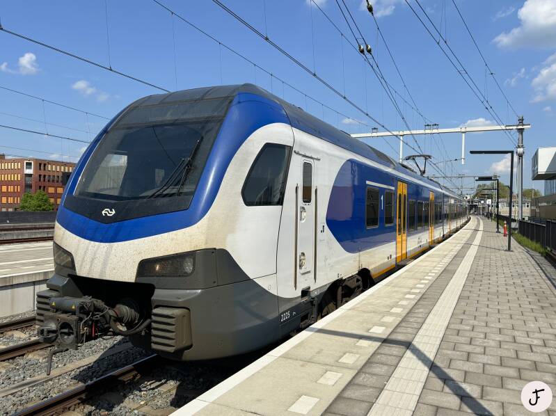NS FLIRT sprinter treinstel 2225 in Zutphen