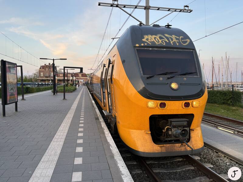 NS VIRM treinstel 9411 in Enkhuizen