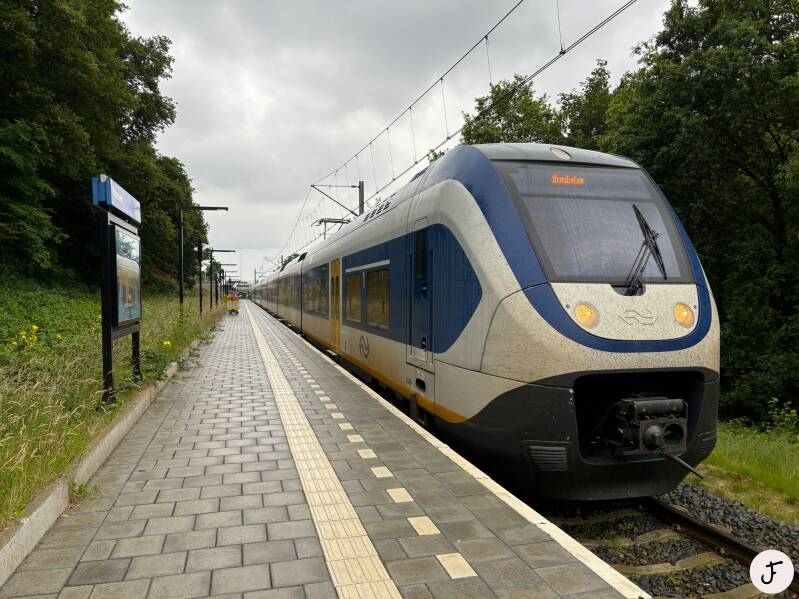 NS SLT trein 2440 +2449 als sprinter 7374 naar Breukelen te Rhenen