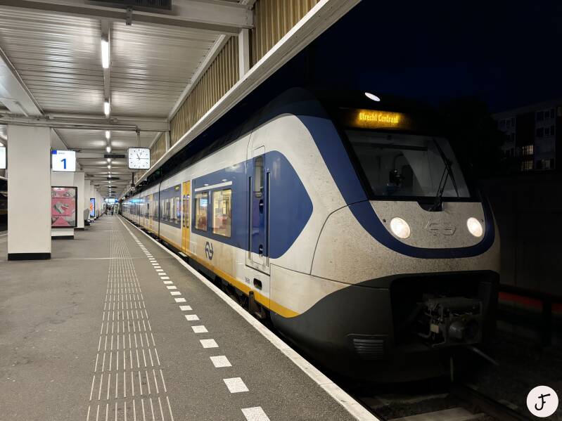 NS SLT trein 2630 als sprinter 8889 naar  Utrecht Centraal te Leiden Centraal