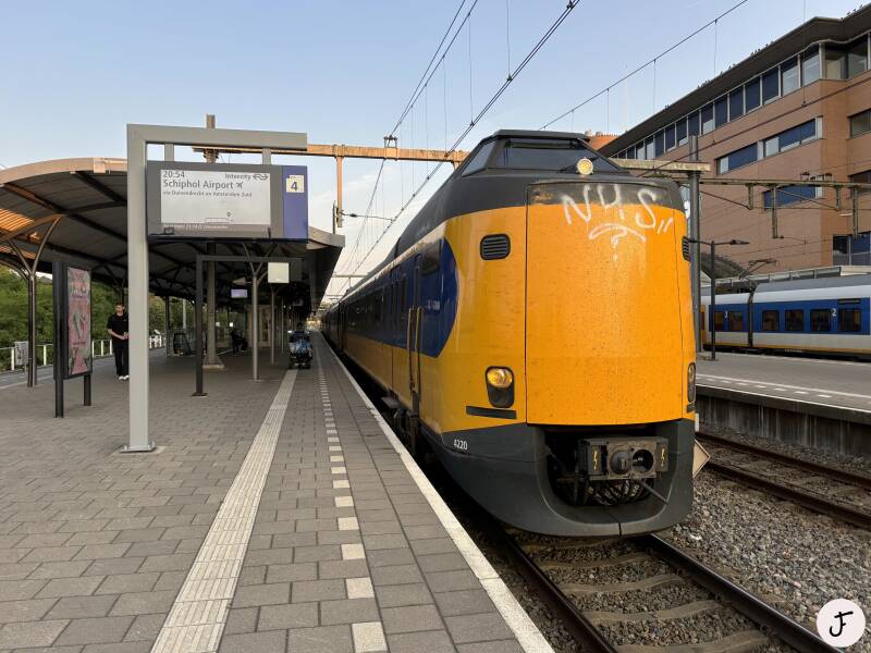 NS ICM intercity treinstel 4220 te Hilversum