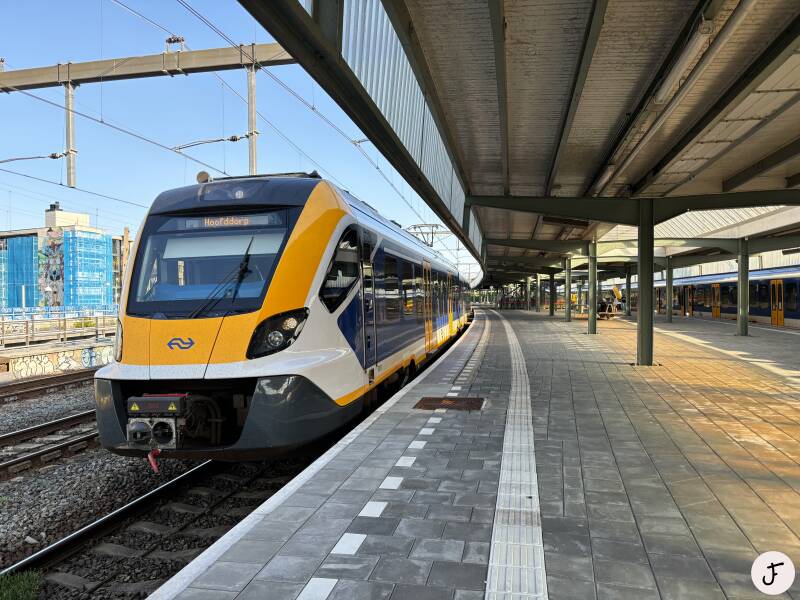 NS SNG sprinter treinstel 3013 te Amsterdam Muiderpoort station