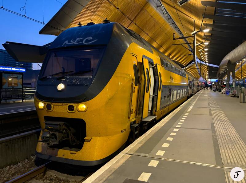 NS VIRM dubbeldekkertreinstel 8674 te Amsterdam Bijlmer ArenA