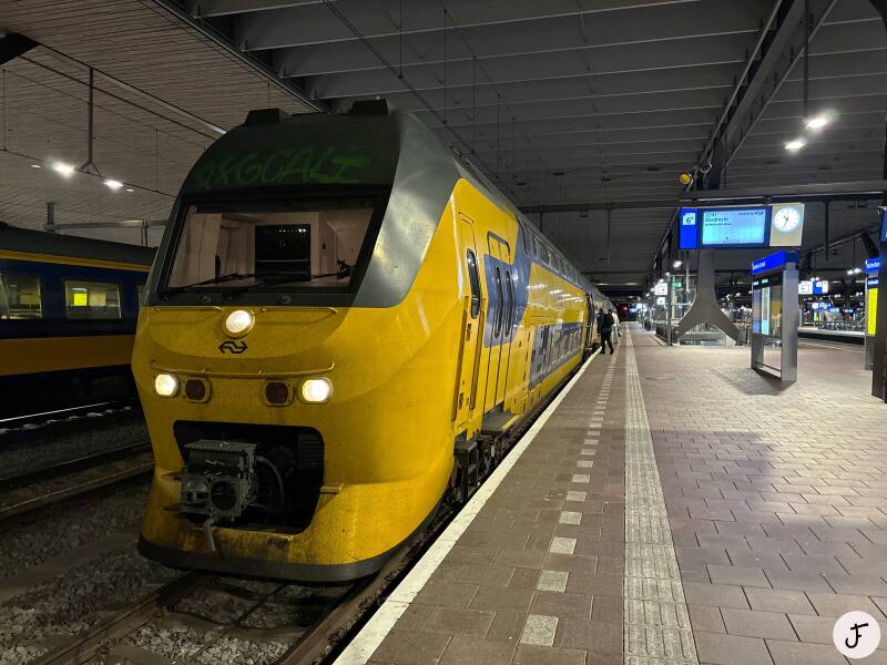 VIRM trein NS 9585 in Rotterdam