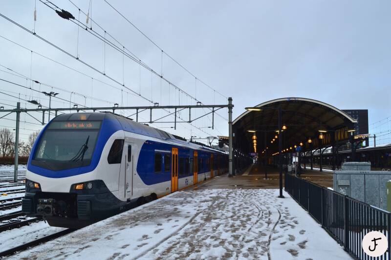NS treinstel FLIRT 2214 NS FLIRT 2214 FLIRT3 NS 2515 trein treinstel sprinter station Nijmegen Stadler Rail sneeuw
