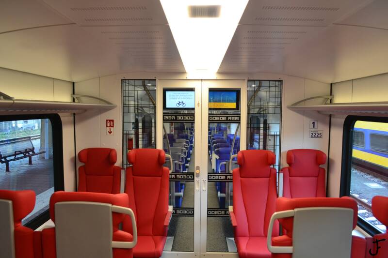 NS FLIRT 3 FLIRT3 Stadler Rail StadlerRail 2225 Maastricht eerste 1e 1ste klas interieur stoelen