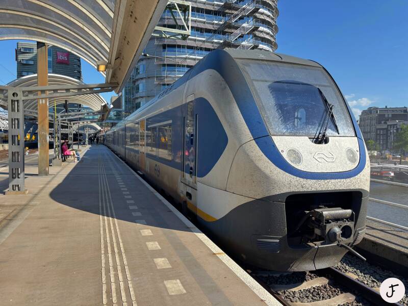 Sprinter naar Hoorn op station Amsterdam Centraal