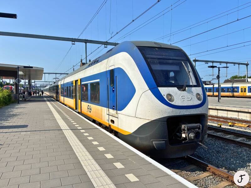 Een NS Sprinter op station Geldermalsen