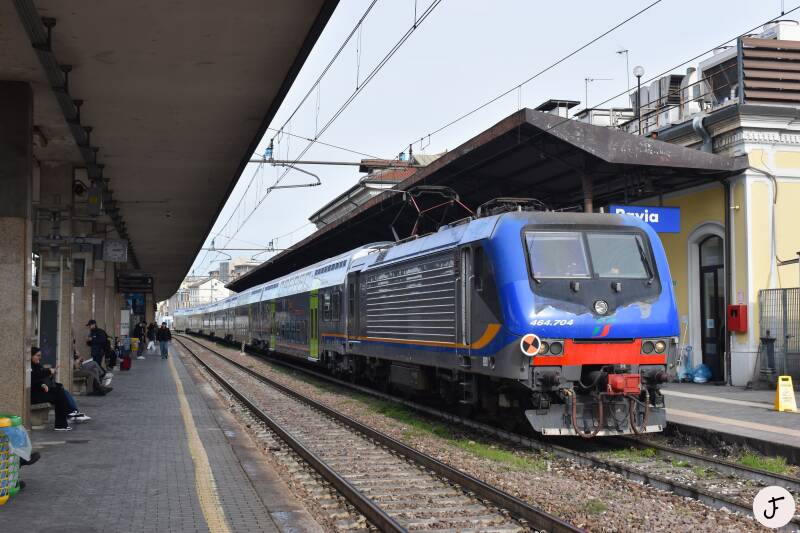 Trenitalia 464.704 trein locomotief train zug station Pavia