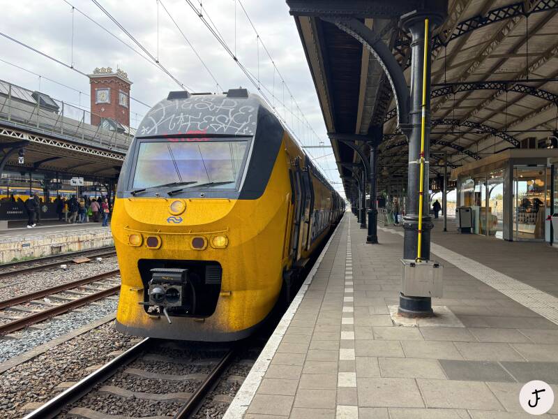 NS VIRM treinstel 9595 in Nijmegen