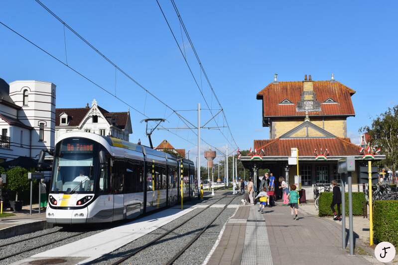 De Lijn Zeelijner tram 6132 De Haan