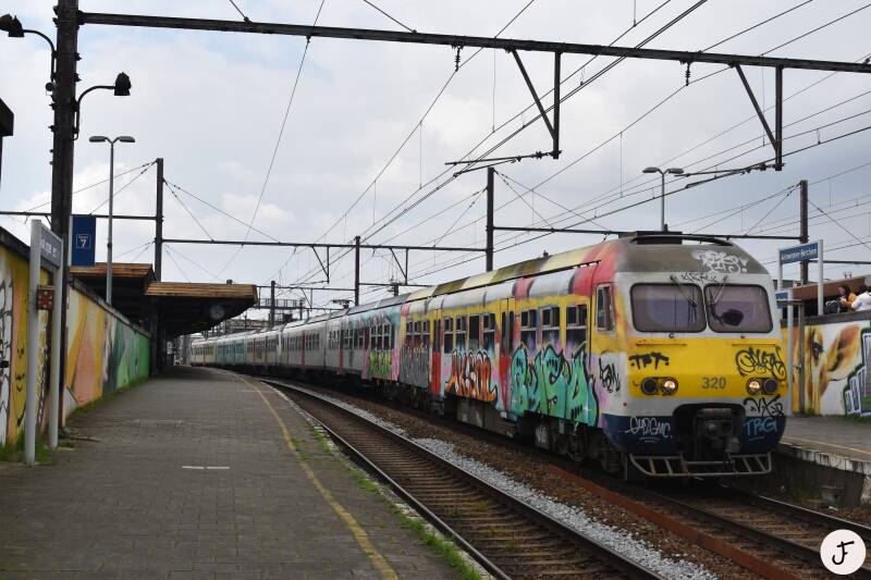 NMBS SNCB AM80 MR80 MS80 320 + 338 IC 3015 De Panne Antwerpen-Berchem trein train zug