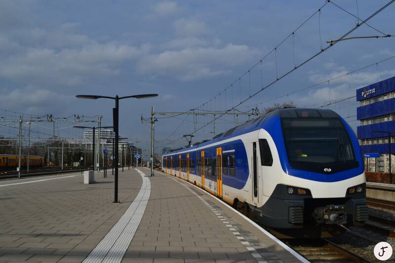 NS FLIRT 2208 in Nijmegen Stadler trein