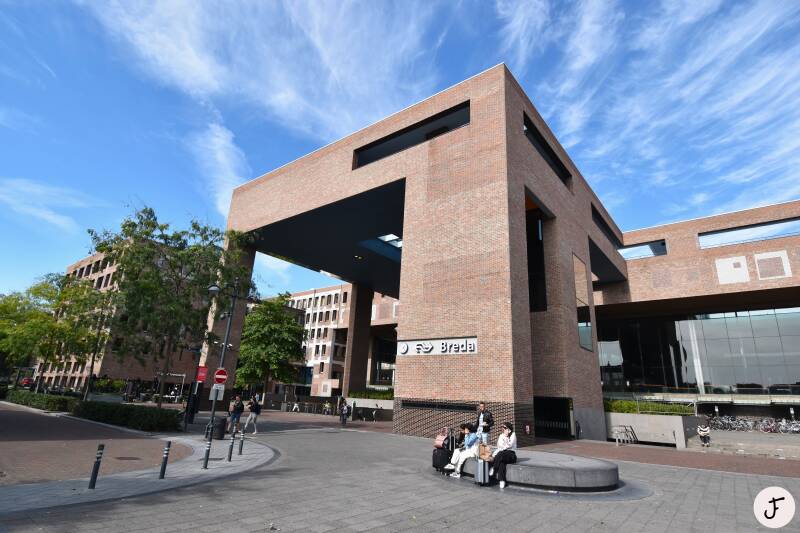 Stationgebouw station Breda NS Nederland
