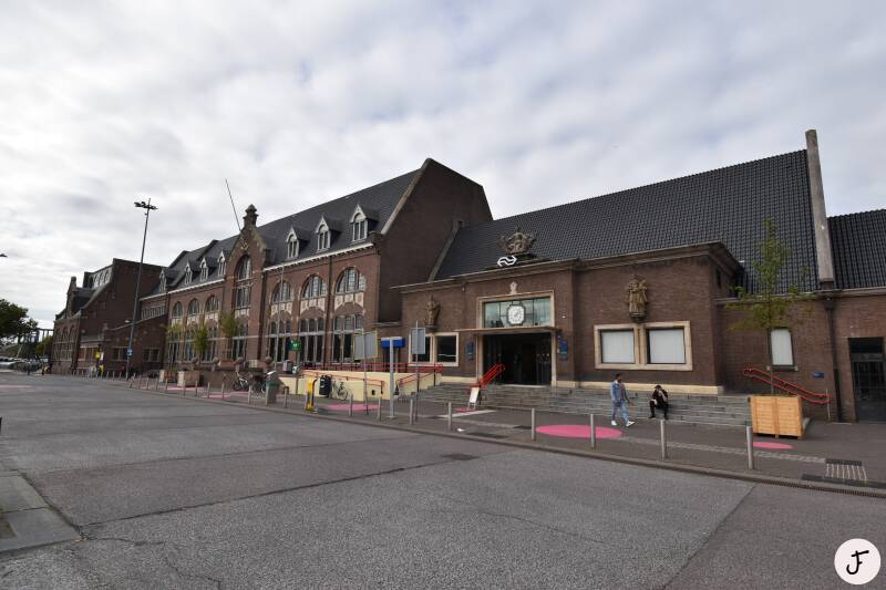 Stationgebouw station Roosendaal NS Nederland