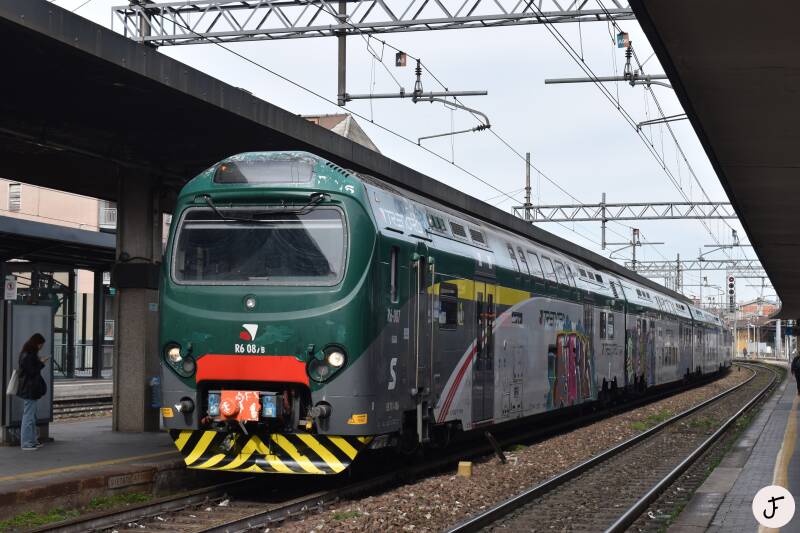 Pavia trein Trenord R6 087 TSR