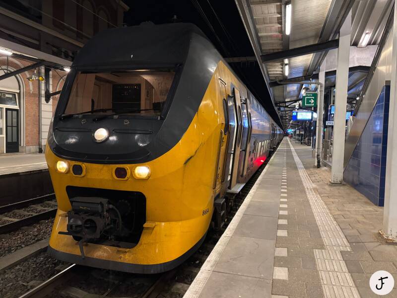 NS dubbeldekkertreinstel 8664 in Dordrecht