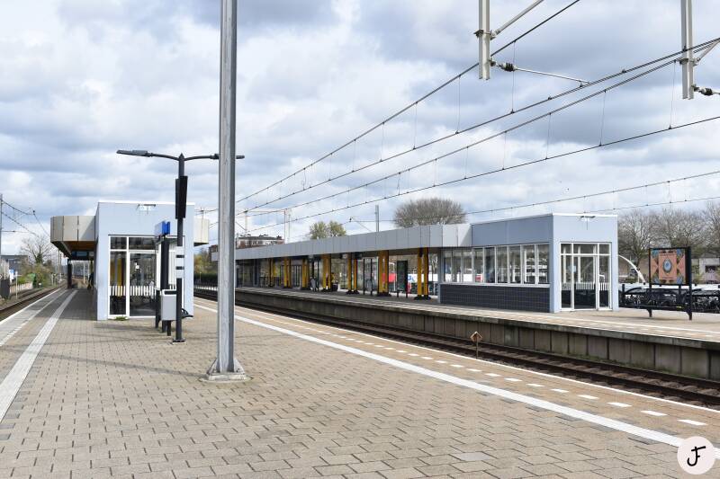 zicht over de sporen station Voorschoten