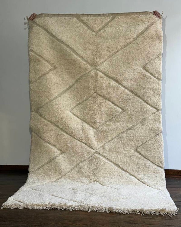 Beni Ouarain - Plain offwhite rug with relief pattern