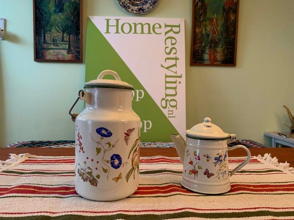 Vintage emaille melkbus en koffiekan met bloemen- en vlindermotief
