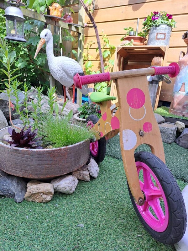 Houten loopfiets voor kinderen – onderhouden met vernieuwd zadel