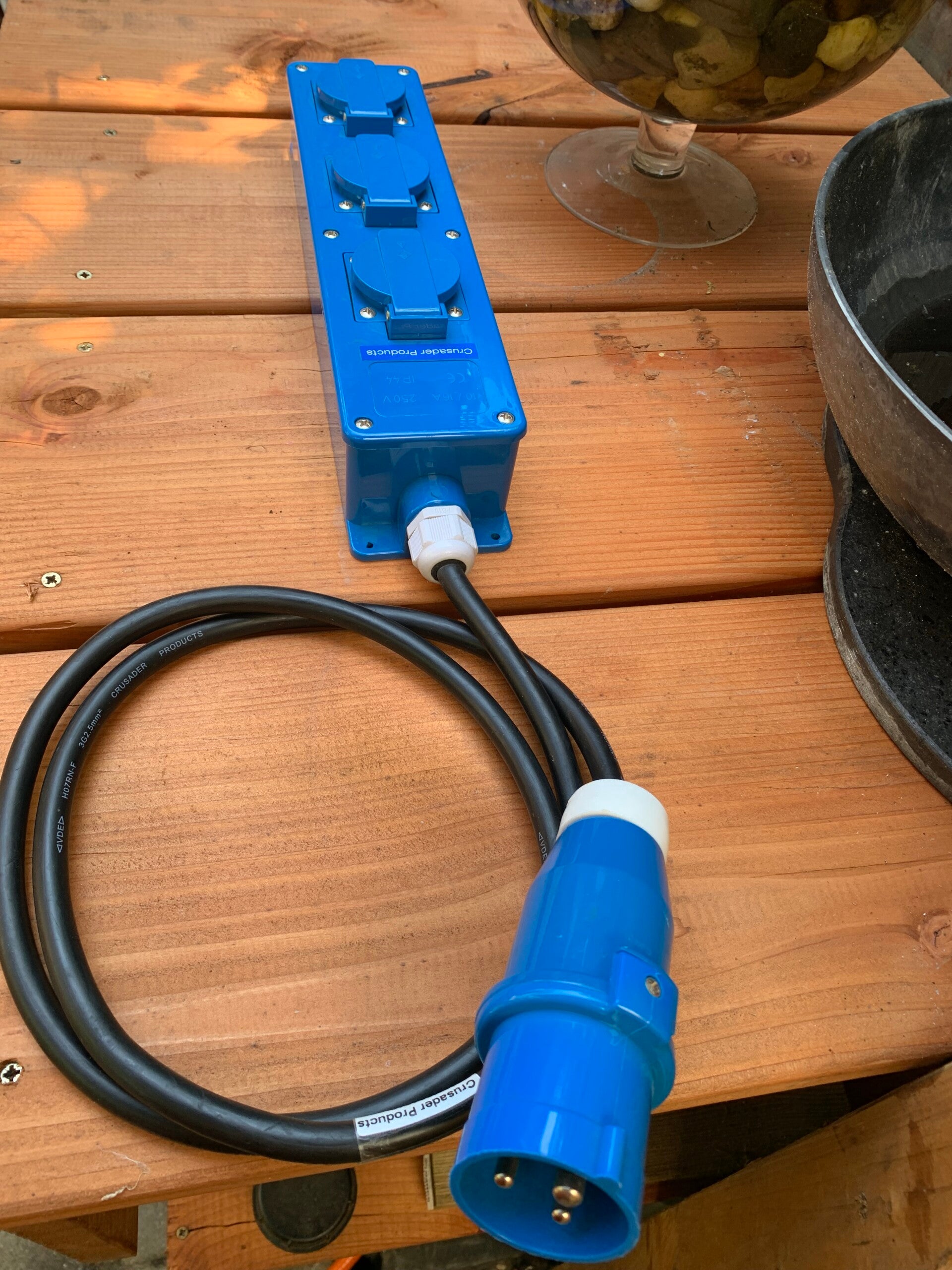 Crusader Products CEE 16A 230V Stroomverdeler met 3 spatwaterdichte stopcontacten – 1,5 meter