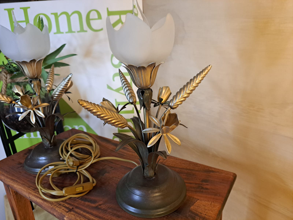 Set van 2 vintage tafellampen – metalen bloemen en aren met matglazen bloemkap – 33 cm
