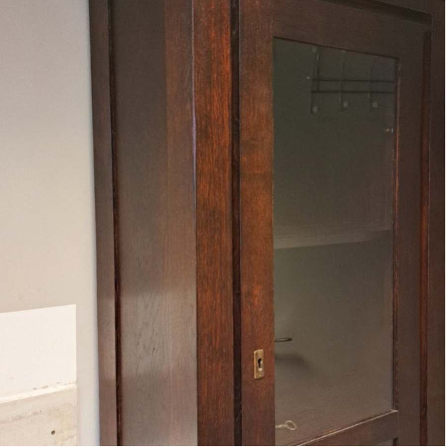 Vintage vitrinekast van massief hout met glazen deur en laden