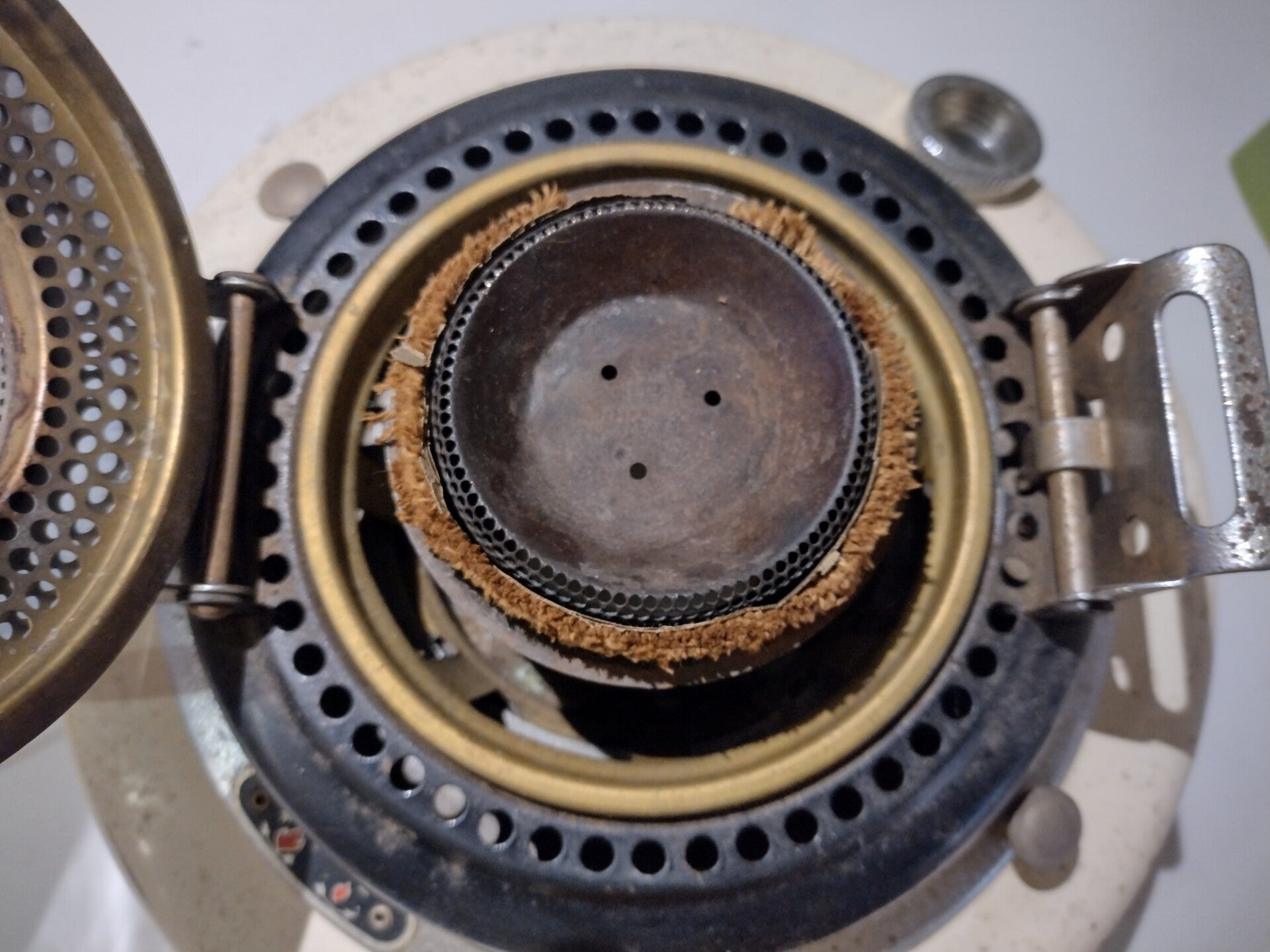 Detail van een vintage petroleumkachel met brander.