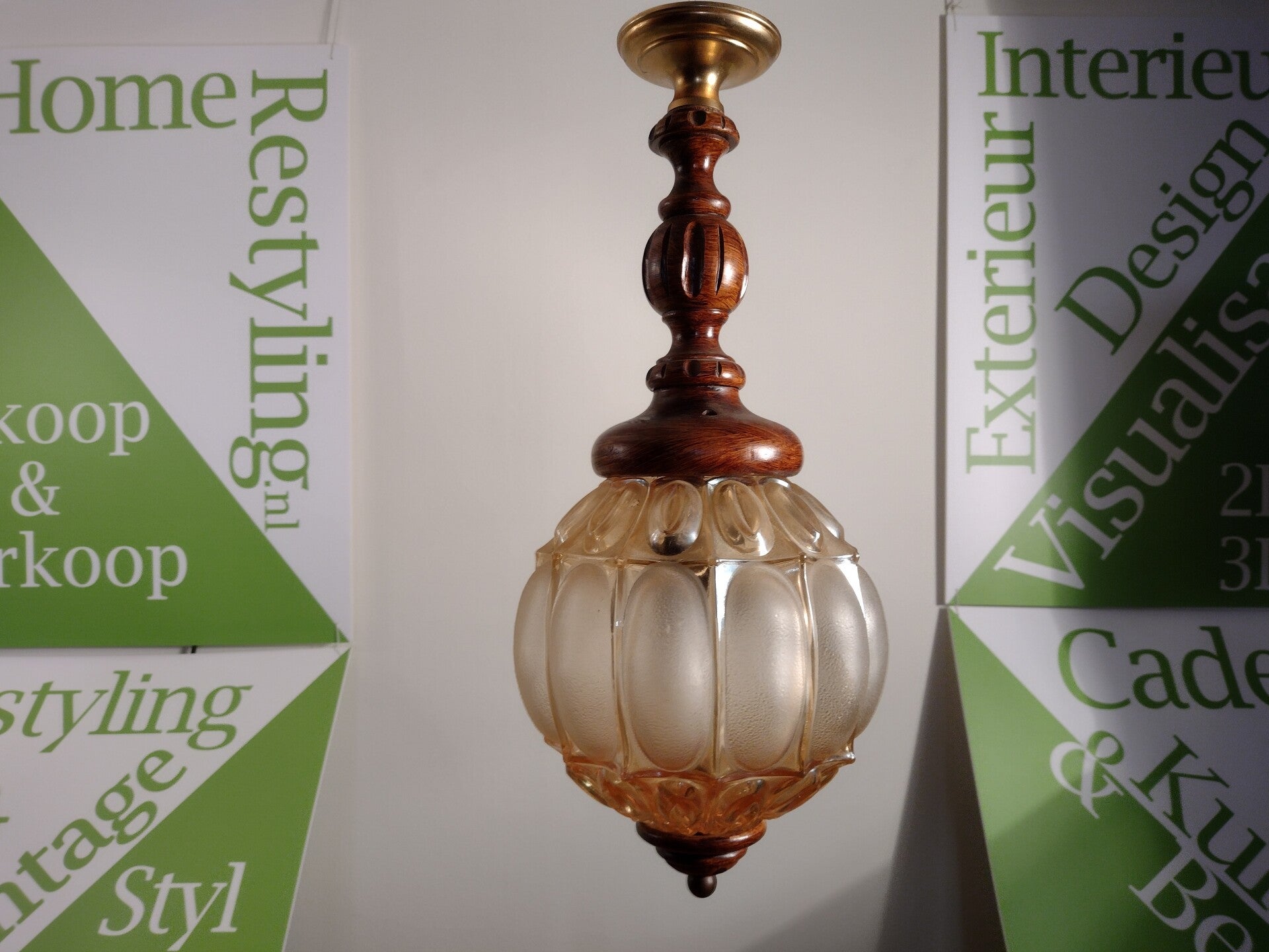 Vintage hanglamp met glazen kap en houten afwerking