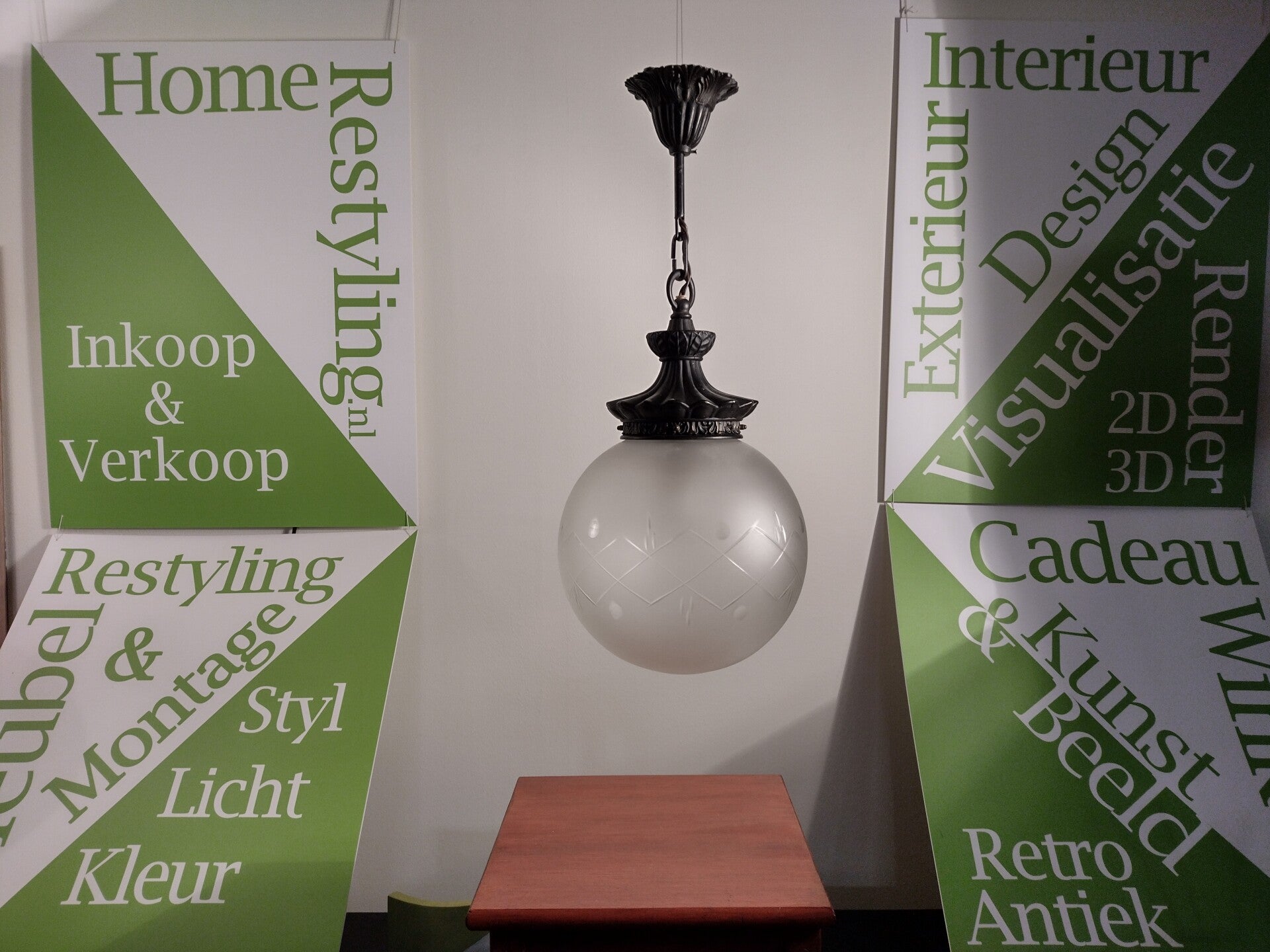 Vintage hanglamp met matglazen bol en metalen armatuur