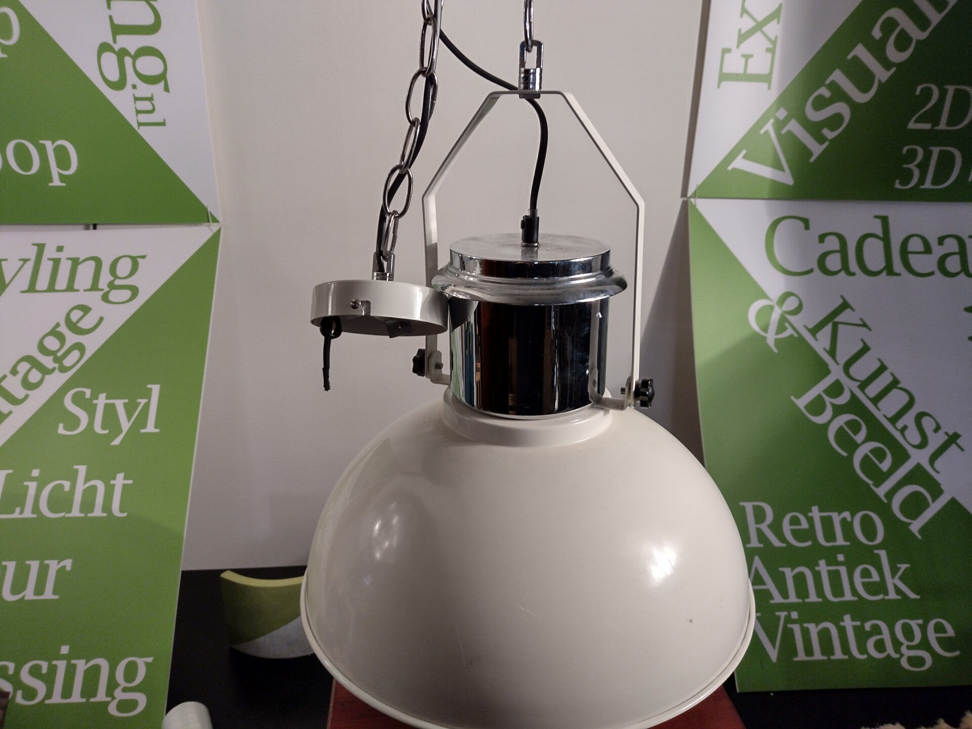 Vintage industriële metalen hanglamp met witte emaille kap
