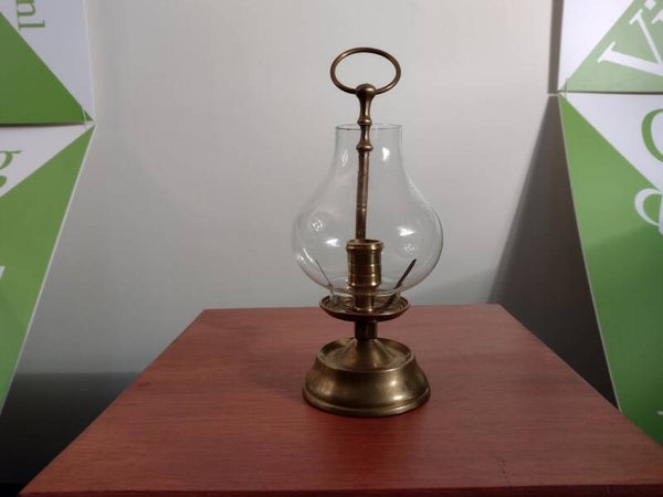 Vintage messing kaarsenhouder met glazen windlicht en ringhandgreep – ca. 30 cm