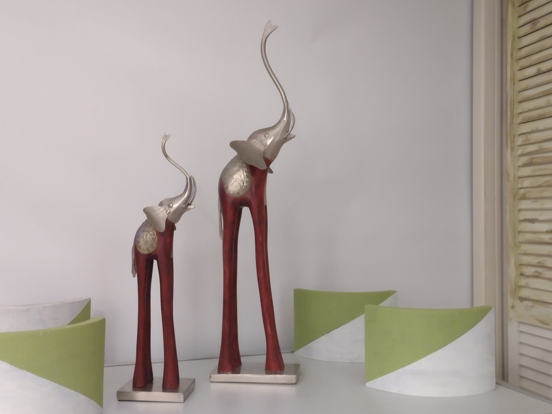 Decoratieve vintage beelden van houten olifanten