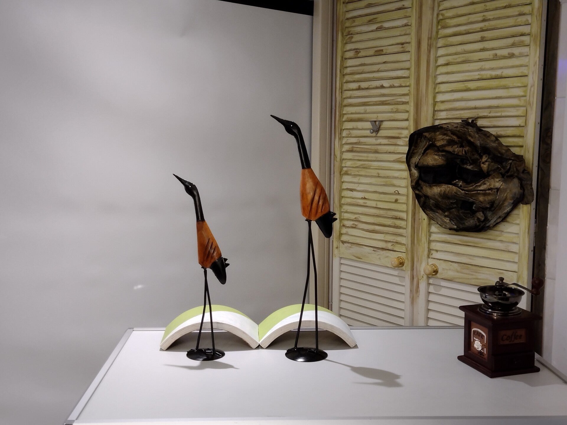 Decoratieve vintage houten vogels met metalen poten