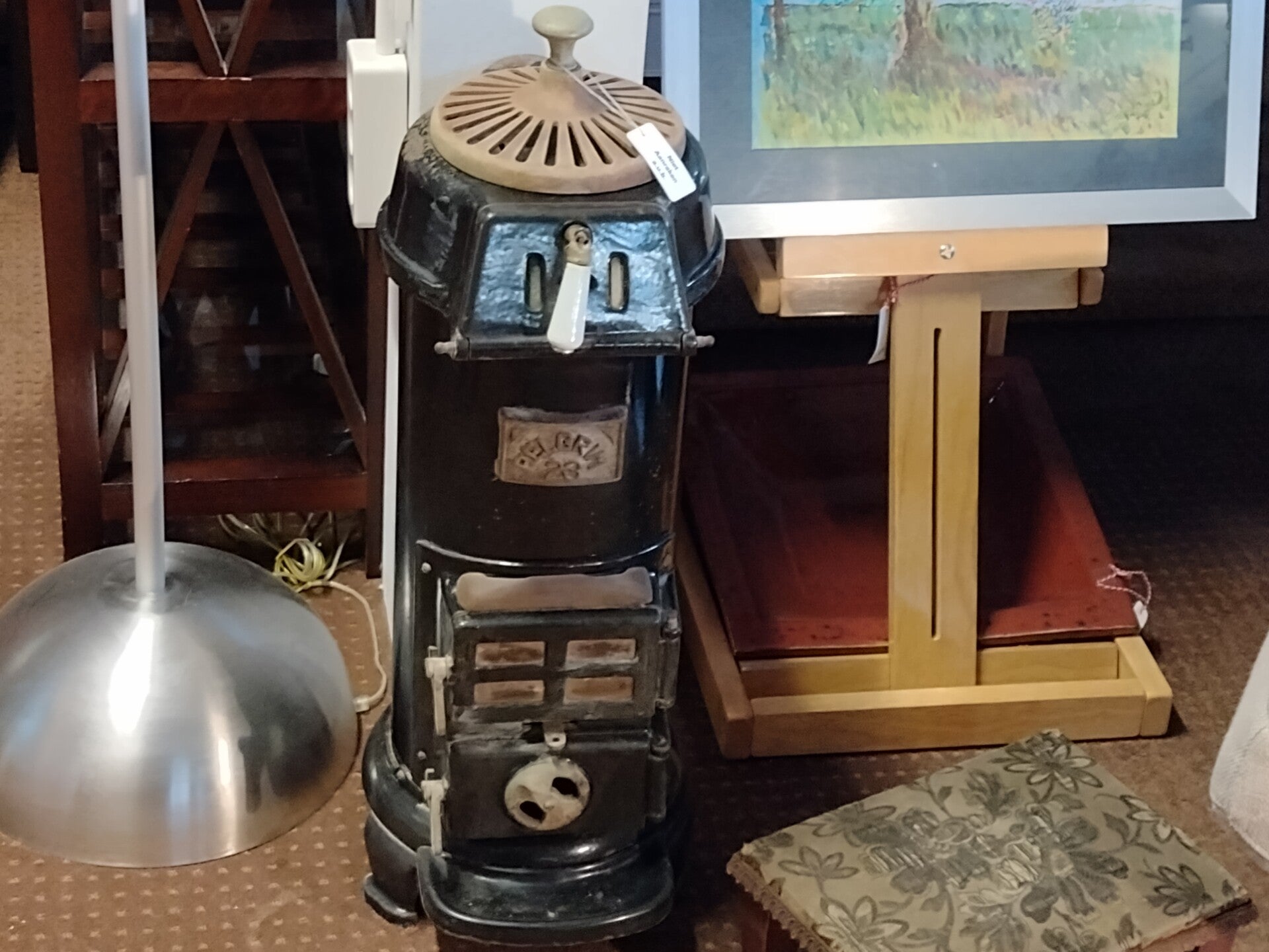 Vintage gietijzeren potkachel voor sfeer en verwarming.