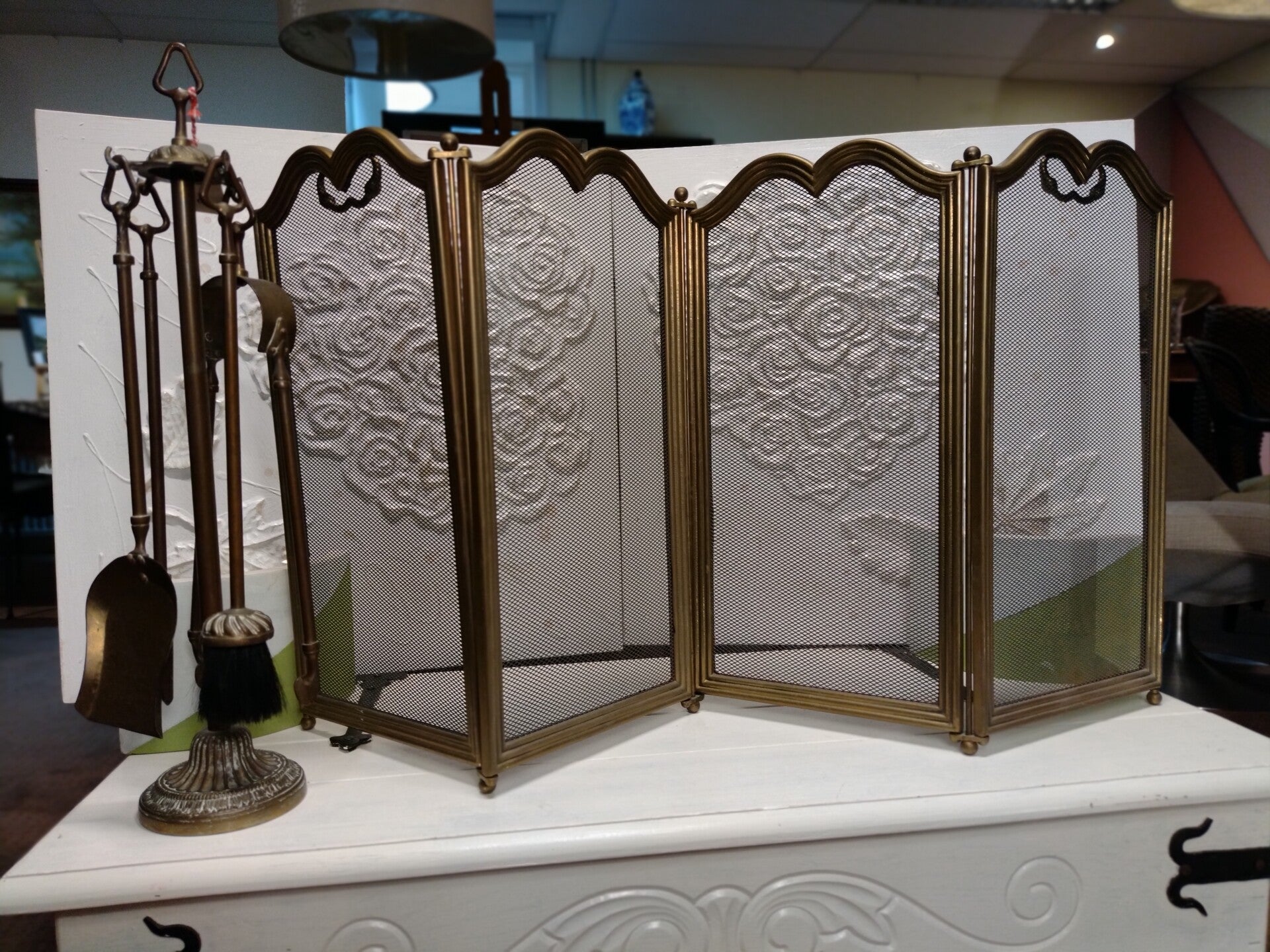 Authentiek haardscherm met vintage haardgereedschap